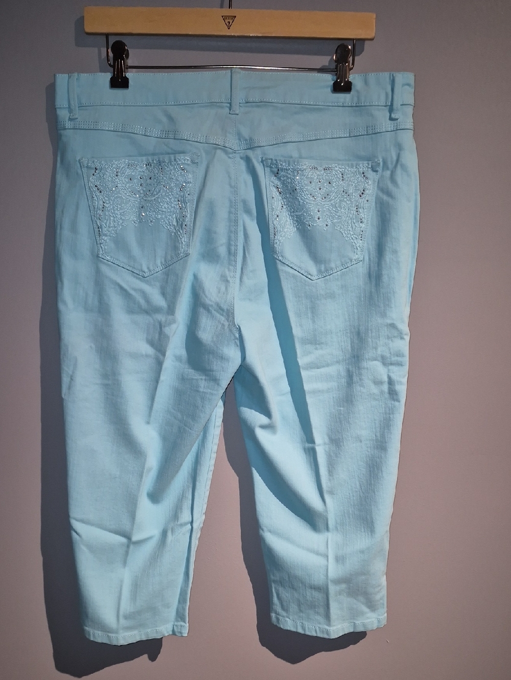 Gloria Vanderbilt Aqua Blue Capri Pants